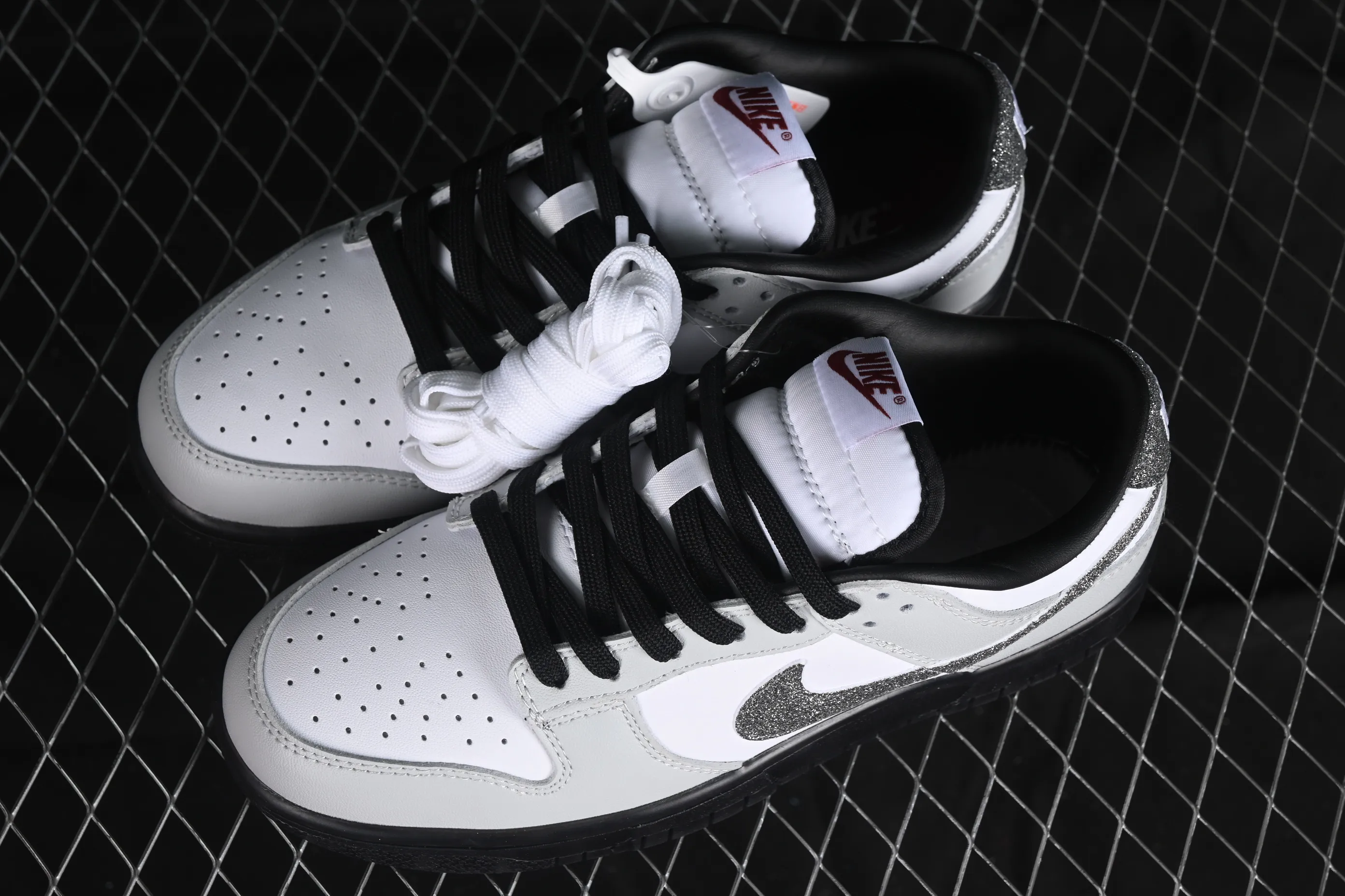 All categories Nk SB Dunk series Nk SB Dunk Low low-top sneakers Nk Dunk Low "Glitter Swoosh" light silver SB low-top casual sneakers HQ3462-191
